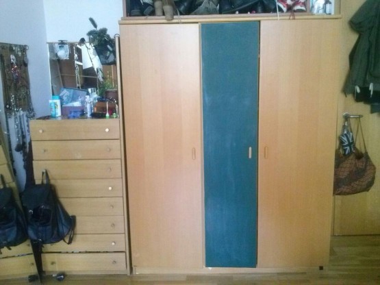 Kleiderschrank (Tafelfolie in der Mitte ist entfernbar) zu ...