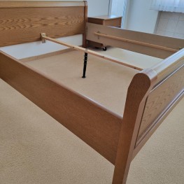 Doppelbett mit  2 Nachtkonsolen