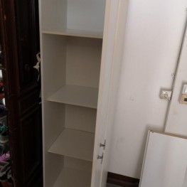 Schmaler Schrank in weiß  1