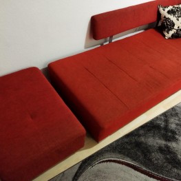 Rote Couch mit Hocker 1