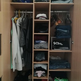 Schöner zweitüriger Kleiderschrank 1