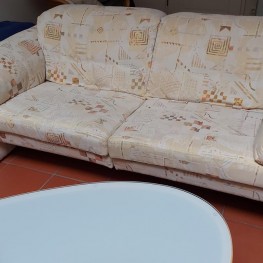 2-Sitzer-Sofa (Designersofa) und Tisch