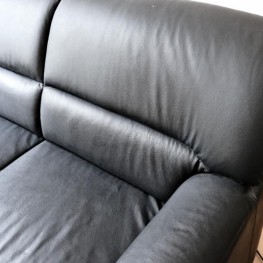 2 sitziges schwarzes Sofa aus Kunstleder, 1,6 m breit 1