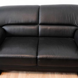 2 sitziges schwarzes Sofa aus Kunstleder, 1,6 m breit