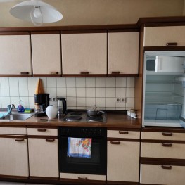 Küchenzeile mit Herd, Backofen und Kühlschrank 