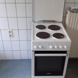 vollständig funktionierender Backofen mit vier funktionierenden Herdplatten