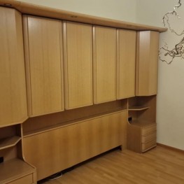 Bettüberbau mit Kleiderschrank 