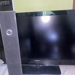 Großer Samsung Fernseher mit Boxen