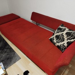 Rote Couch mit Hocker